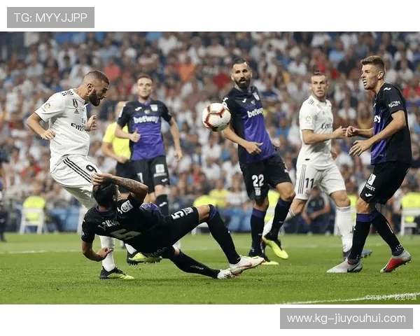 足球场上的对决：8号球员强势突破让26号瞬间倒地展现精彩瞬间